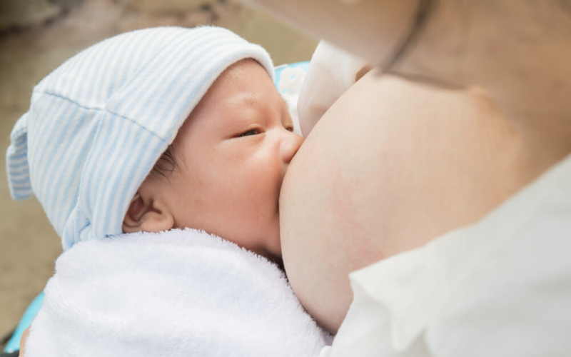 Cho bé bú thường xuyên để tuyến sữa tiết ra nhiều sữa hơn