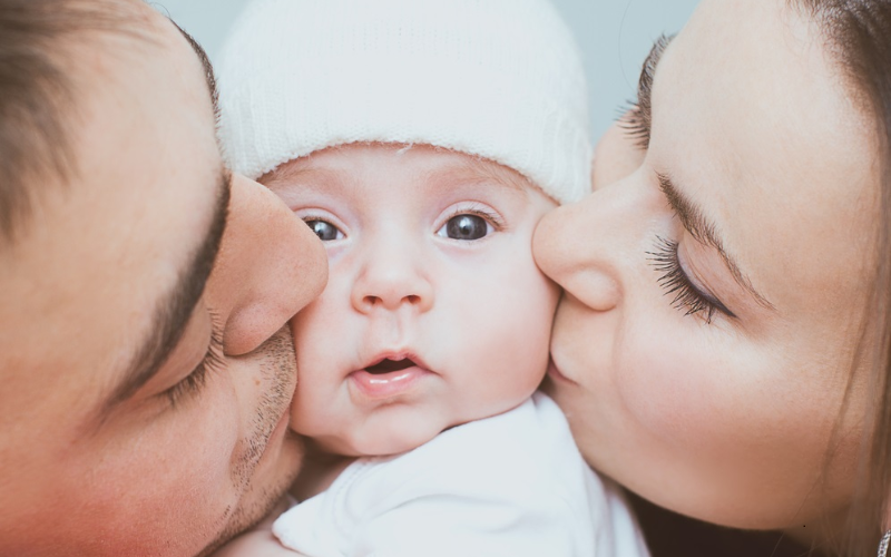 Sang ngày thứ 6 và thứ 7, lượng sữa cho bé bú mỗi lần có thể tăng lên 60-90 ml. Giấc ngủ của bé có thể bị đảo lộn, có khi bé ngủ ngày cày đêm, vì vậy mẹ cần chuẩn bị tâm lý thích nghi.