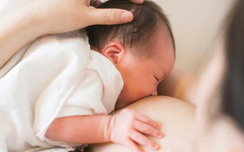 Cho bú tùy theo nhu cầu của trẻ