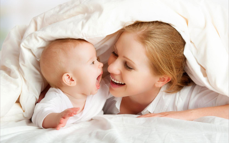 Đùa giỡn, nói chuyện với bé nhiều hơn