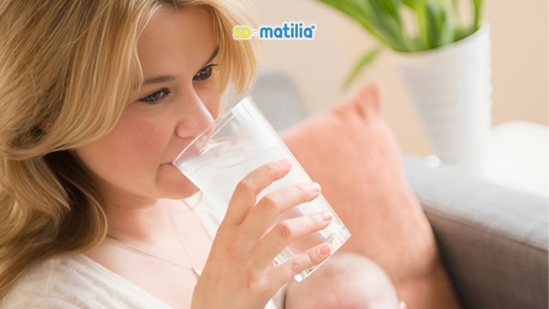 Uống sữa ấm trước khi cho trẻ bú giúp làm lợi sữa cho mẹ sau sinh