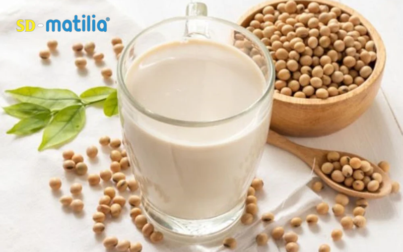 Sữa đậu nành là loại sữa từ thực vật có lượng protein cao nhất trong các loại hạt, tương đương sữa bò