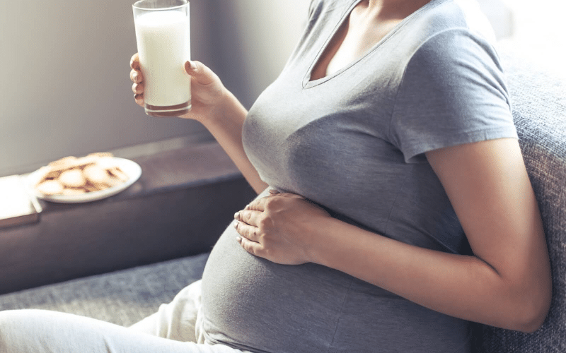 Thời điểm thích hợp để uống sữa bầu là sau khi ăn sáng 1 - 2 tiếng và trước khi ngủ 1 - 2 tiếng