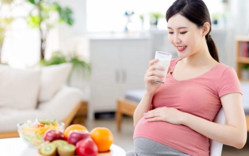 Mẹ uống sữa bầu có lợi gì cho thai nhi?