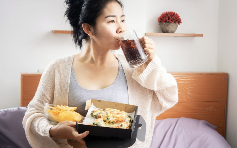 Ăn uống mất kiểm soát mới là nguyên nhân khiến mẹ bầu tăng cân