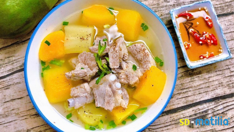 Canh bí đỏ hầm xương giàu dinh dưỡng và thanh mát, giúp tăng cường sức khỏe và lợi sữa