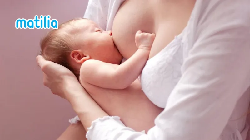 Dấu hiệu nhận biết mẹ thiếu sữa sau sinh: Bé bú nhanh do mẹ hết sữa