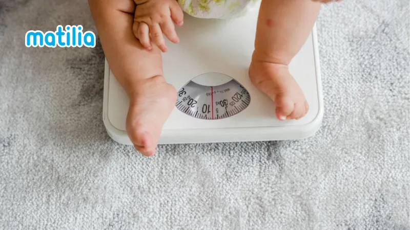 Dấu hiệu nhận biết mẹ thiếu sữa sau sinh: Bé chậm tăng cân