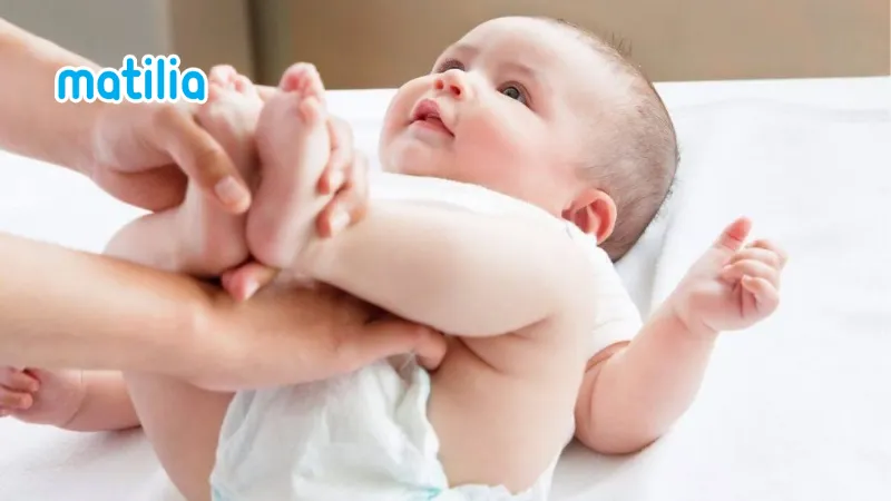 Dấu hiệu nhận biết mẹ thiếu sữa sau sinh: Bé đi tiểu ít